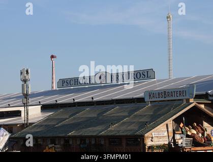 Oktoberfest, Wiesn in München, hier der Blick auf den Schriftzug auf dem Dach der Pschorr Bräurosl *** Oktoberfest, die Wiesn in München, hier ein Blick auf den Schriftzug auf dem Dach der Pschorr Bräurosl Stockfoto