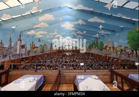 Oktoberfest, Wiesn in München, hier der Blick innen im Hacker Festzelt, Bierzelt, Hacker Festhalle, Himmel der Bayern *** Oktoberfest, Wiesn in München hier ein Blick ins Hacker Festzelt, Bierzelt, Hacker Festhalle und der Himmel Bayerns Stockfoto