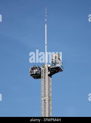 Oktoberfest, Wiesn in München, hier der Blick auf den Skylift Tower, Fahrgeschäft *** Oktoberfest, die Wiesn in München hier ist ein Blick auf den Skylift Tower und die Fahrgeschäfte Stockfoto