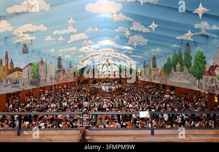 Oktoberfest, Wiesn in München, hier der Blick innen im Hacker Festzelt, Bierzelt, Hacker Festhalle, Himmel der Bayern *** Oktoberfest, Wiesn in München hier ein Blick ins Hacker Festzelt, Bierzelt, Hacker Festhalle und der Himmel Bayerns Stockfoto