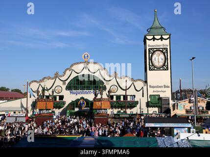 Oktoberfest, Wiesn in München, hier der Blick auf die Außenansicht der Augustiner Festhalle, Augustiner Bräu, Bierzelt *** Oktoberfest, die Wiesn in München, hier ein Blick auf die Außenansicht der Augustiner Festhalle, Augustiner Bräu und das Bierzelt Stockfoto