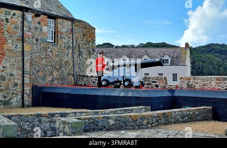 Die Noon-day-Gun-Zeremonie auf den Mauern von Castle Cornet in Saint Peter Port, Guernsey, Kanalinseln Stockfoto