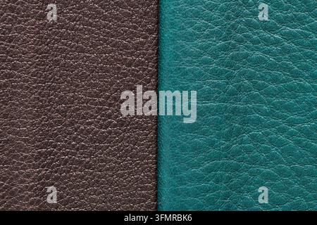 Makrofotografie, die eine geteilte Oberfläche aus dunkelbraunem und türkisfarbenem Leder zeigt, wobei feine genarbte Strukturen und sanftes Richtlicht hervorgehoben werden. Stockfoto