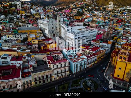 Panoramische Hochwinkelaufnahme über die farbenfrohe koloniale Stadtarchitektur von Guanajuato, Mexiko. Stockfoto
