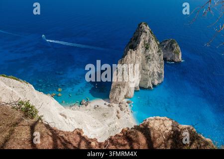 Erleben Sie die atemberaubende Schönheit von Myzithres in Zakynthos, Griechenland, wo weiße Klippen dramatisch über kristallklarem Wasser aufragen. Die ruhige Landschaft lädt zur Erkundung und Entspannung ein. Stockfoto