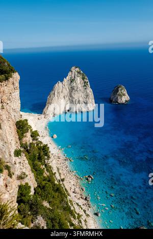 Erleben Sie die atemberaubende Schönheit von Myzithres nahe Zakynthos, Griechenland, wo hoch aufragende Klippen auf das azurblaue Meer treffen und Abenteuer sowie Ruhe in dieser atemberaubenden natürlichen Landschaft einladen. Stockfoto