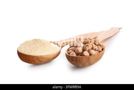 Kichererbsenmehl und rohe Kichererbsen, gesunde pflanzliche Protein- und glutenfreie Diätzutaten in Holzläffeln auf weißem Hintergrund Stockfoto