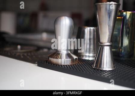 Ein Edelstahl-Kaffee-Tamper zum Verdichten von Espressogrund. Stockfoto