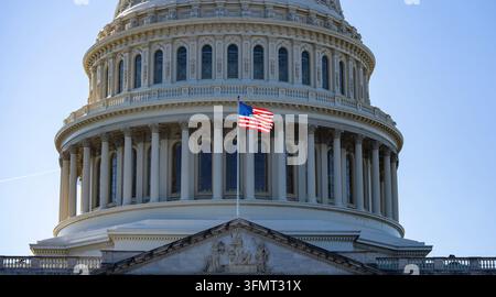 USA-Flagge in der Nähe der Kuppel des amerikanischen Kapitol. Amerikanische Flagge, Sterne und Streifen in der Nähe. Amerikanische Flagge in Amerika am Flaggentag. Flagge im Kongress in Washington Stockfoto