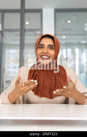 Südasiatische Geschäftsfrau trägt Hijab und spricht vor der Kamera Stockfoto
