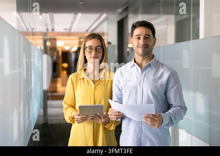 Klient und Manager posieren selbstbewusst im Büro Stockfoto
