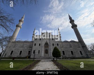 Die monumentale Fassade der Süleymaniye-Moschee und ihre vier Minarette stehen unter einem dramatischen blauen Himmel in Istanbul, Türkiye. Stockfoto