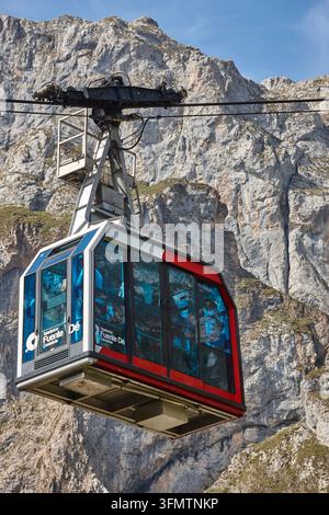 Seilbahn umgeben von Picos de Europa. Fuente De. Kantabrien, Spanien Stockfoto