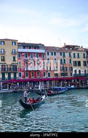 Gondel auf dem Canal Grande mit farbenfrohen historischen Gebäuden in Venedig, Italien Stockfoto