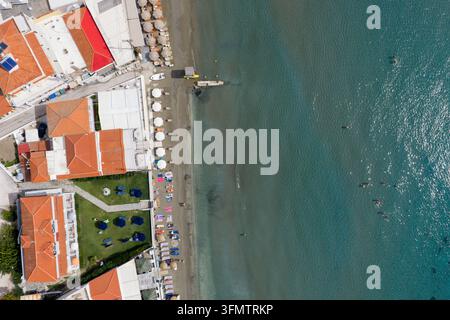 Laganas Zakynthos Griechenland Luftaufnahme von Strandunterkünften Sonnenliegen Sonnenschirmen Schwimmern einem kleinen Steg und klarem Mittelmeerwasser a Stockfoto