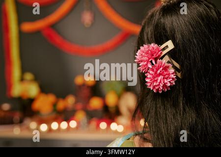 Indische Frau mit geschmücktem Haar feiert das Lichterfest Stockfoto