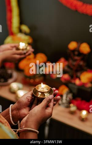 Indische Frau Hände halten brennende Öllampe für Festival Stockfoto