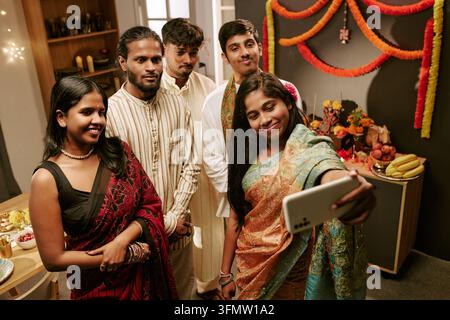 Glückliche indische Freunde, die zu Hause ein Selfie mit dem Smartphone machen Stockfoto