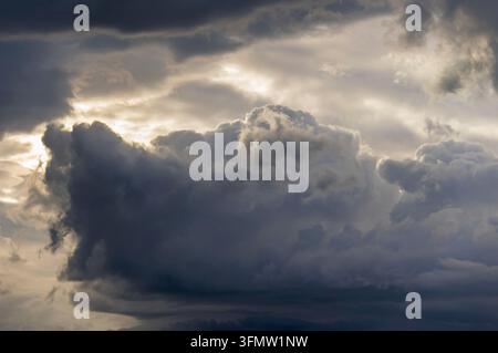 Sturmwolken in einem bedrohlichen Himmel Stockfoto