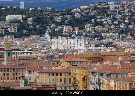 Luftbild der historischen Stadt Nizza mit dichten orangefarbenen Dächern, engen Straßen und hügeliger Stadtlandschaft in Nizza, Provence-Alpes-Côte Stockfoto