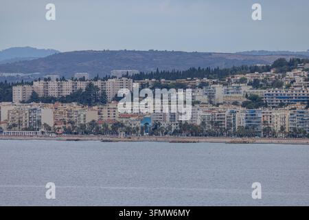 Luftaufnahme der Küste von Nizza mit der Promenade des Anglais, städtischen Gebäuden und dem Mittelmeer in Nizza, Provence-Alpes-Côte d'Azur Stockfoto