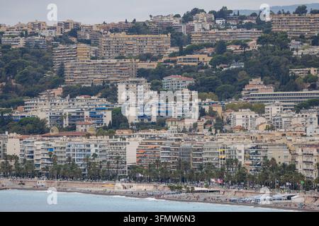 Luftbild der Küstenstadt Nizza mit dichter städtischer Architektur, Palmen entlang der Promenade und der Mittelmeerküste in Nizza Stockfoto