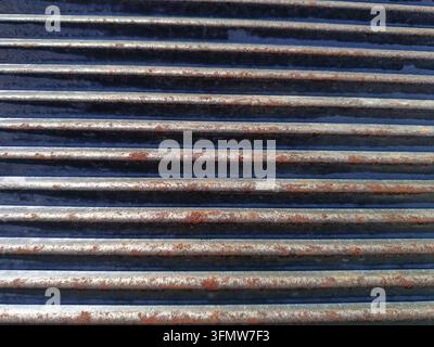 Rostige horizontale Metallrippen-Hintergrundtextur. Stockfoto
