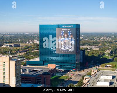 Indianapolis, Vereinigte Staaten - 27. September 2026: Luftaufnahme des JW Marriott Indianapolis mit einem großen Wandgemälde der Indianapolis Colts auf seinem blauen Gl Stockfoto
