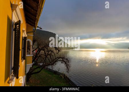 Goldenes Sonnenlicht über dem Millstätter See von einem Seegebäude in Österreich Stockfoto
