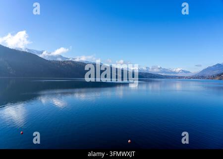 Panoramarundblick auf den Millstätter See und schneebedeckte österreichische Alpen Stockfoto
