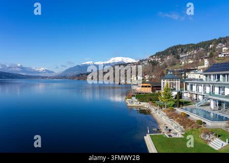Panoramarundblick auf den Millstätter See und schneebedeckte österreichische Alpen Stockfoto