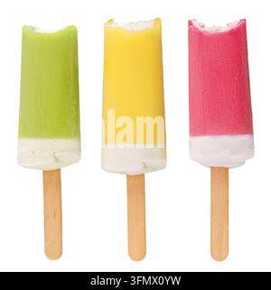 Eis am Stiel mit einem Bissspuren isoliert auf weißem Hintergrund. Eis oder Früchteis isoliert auf weißem Hintergrund. Stockfoto