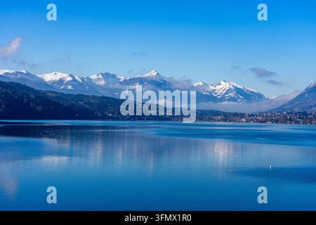 Schneebedeckte österreichische Alpen über dem blauen Millstätter See Stockfoto