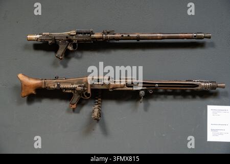Saumer, Frankreich - 27. Dez. 25: Deutsche MG34- und MG42-Maschinengewehre, die an einer Museumswand mit einem Munitionsgurt im Musee des Blindes in Saumur, Frankr Stockfoto
