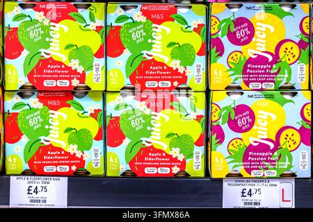 London, UK, 30. September 2026, Nahaufnahme von M&S Saftigen Apfel- und Holunderblüten- sowie Ananas- und Passionsfrucht-Sprudelgetränken mit Preisschildern Stockfoto