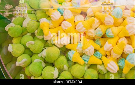 Süßigkeiten in Form von grünen Äpfeln und Eiswaffeln mit Süßigkeiten in der Vitrine Stockfoto