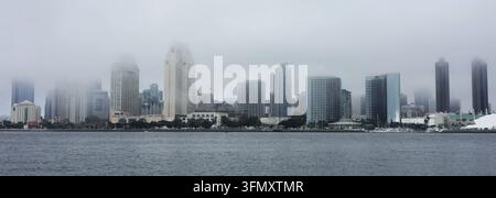Stadtzentrum von San Diego mit Skyline, die von dichtem Meeresnebel über der Bucht bedeckt ist Stockfoto