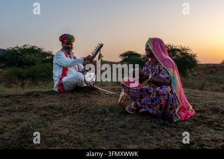 Rajasthanischer Volksmusikant und Sänger mit Ravanahatha und Khanjari Dafli in Pushkar Rajasthan Indien Stockfoto