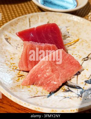 Premium-Fett-Thunfisch-Sashimi, serviert auf einem japanischen Keramikteller Stockfoto