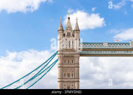 Die Flagge der City of London weht auf der Tower Bridge über der Themse, London, England UK Stockfoto
