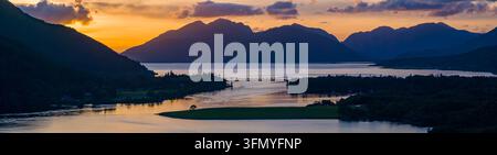 Luftbild beim Sonnenuntergang über den Loch Leven in Richtung Ballachulish Bridge, schottische Highlands. Stockfoto