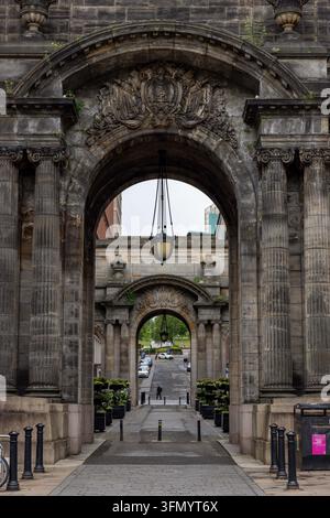 Die majestätische Steinarchitektur des historischen North Screen Archway, der sich über die John Street spannt und die ursprüngliche Glasgow City Ch aus dem 19. Jahrhundert verbindet Stockfoto