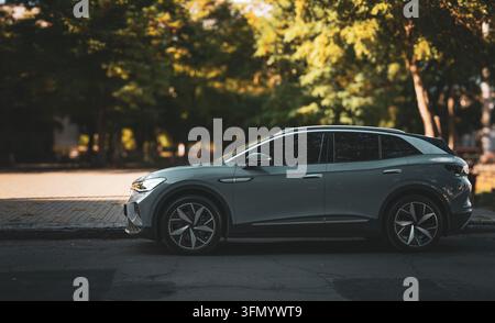 Moderner grauer Crossover-SUV, der auf der Straße geparkt ist, mit Kopierraum Stockfoto