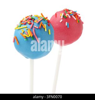 Zwei leckere Kuchen-Pops mit Streuseln auf weiß Stockfoto