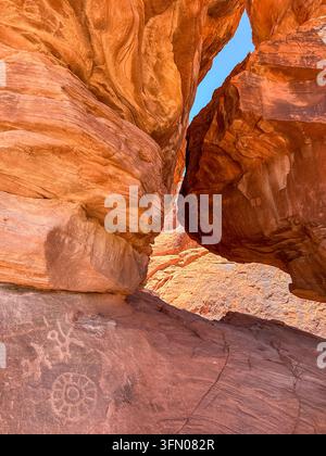 Valley of Fire State Park, Nevada, USA - 26. Juni 2026: Nahaufnahme von Petroglyphen auf dem alten Atlatl Rock im Valley of Fire State Park. Stockfoto