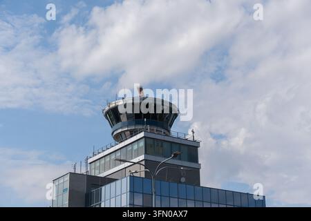 Außenansicht einer Flugsicherungs Tower-Anlage unter einem blauen Himmel. Konzeptbild für Luftfahrtinfrastruktur, Radarnavigation, Flugsicherheit Stockfoto