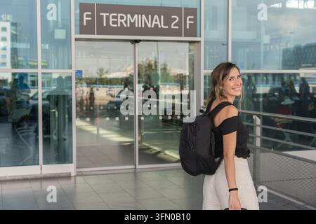 Konzept für jungen Touristen, europäische Urlaubsabreise, Lebensstilreise und Sommerurlaub in Europa Stockfoto