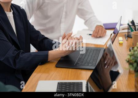 Geschäftskollegen, die bei Bürositzungen am Laptop zusammenarbeiten Stockfoto