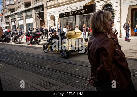 04.04.2026 Osijek, Kroatien: Motorradfahrer, die als Osterhäschen verkleidet sind, fahren während der jährlichen Moto Zeke Osterparade durch die Stadt. Stockfoto