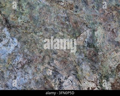 Eine hochdetaillierte Nahaufnahme, die die einzigartige glatte Oberflächentextur eines natürlichen Marmorsteins oder einer Mineralgesteinsformation einfängt. Stockfoto